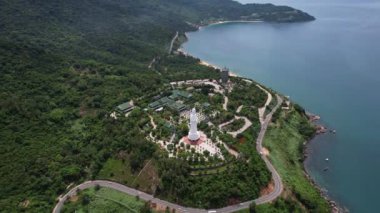 Yükselen dağlar ve gür ağaçların arasına yerleşmiş engin bir gölün çarpıcı hava manzarası, Da Nang Vietnam Asya 'nın 5K manzarasının güzelliğini gözler önüne seriyor.