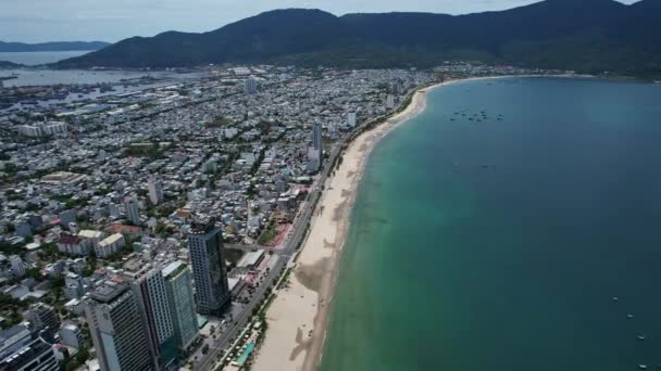 Eine Atemberaubende Luftaufnahme Einer Stadtsilhouette Eines Sandstrandes Und Majestätischer Berge — Stockvideo