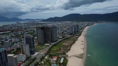 Nefes kesici bir plajı olan büyüleyici bir şehir manzarası, yüksek gökdelenler, yemyeşil bereketli dağlar, kentsel ve doğal elementleri harmanlayan görkemli dağlar.