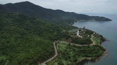 Dağların, ağaçların ve su kütlelerinin üzerinden süzülürken doğanın çarpıcı güzelliğine tanık olun. Okyanustaki küçük bir adayı keşfedin ve bir tepeye tünemiş denize bakan bir heykel bulun.