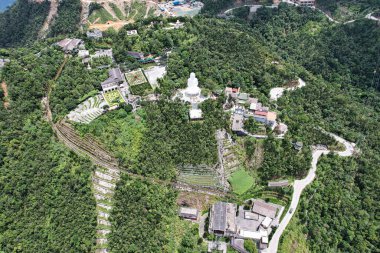 Hava manzarası ağaçlar ve binalarla kaplı bir dağı gösteriyor. Vietnam 'da Da Nang Ba Na Hills Asya' da doğal manzara ve şehir tasarımının bir karışımını tasvir eder.