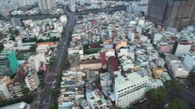 Kule blokları ve ticari binalarla dolu bir şehir manzarası. Karışık apartman daireleri ve yollar, Ho Chi Minh Şehri Vietnam 'ı gösteriyor.