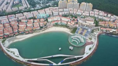 Yükselen gökdelenleri, güzel bir sahil manzarası ve palmiye ağaçları olan büyüleyici bir kuş bakışı. Şehir manzarası suyla çevrilidir, büyüleyici büyükşehir alanı Phu 'yu oluşturur.