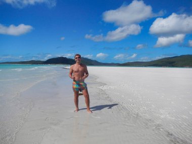 Nefes kesici berrak suları ve yumuşak beyaz kumları olan sakin bir plajın tadını çıkarın. Whitehaven Sahili, Whitsunday Adası 'nda dinlenmek için mükemmel bir yer.