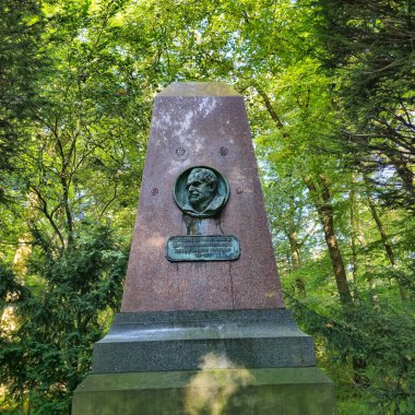 Bu çarpıcı ve büyüleyici bir anıt. Detaylı bir büstü var, güzel bir şekilde ormanlık alana yerleştirilmiş.