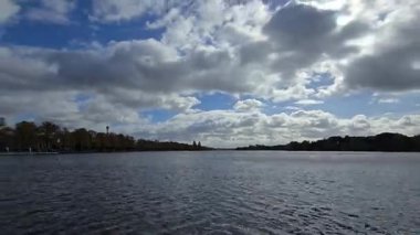 Huzurlu bir göl manzarası güzel yansıyan bulutlar, saf güzelliği sergiliyor huzur Hannover Maschsee hiperlapse