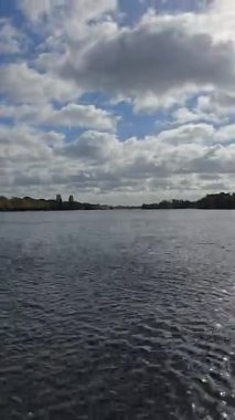 Huzurlu bir göl sahnesi, suyun yumuşak dalgalarını ve Hyperlapse Maschsee Hannover 'ın üzerindeki dramatik bulutları gözler önüne seriyor.