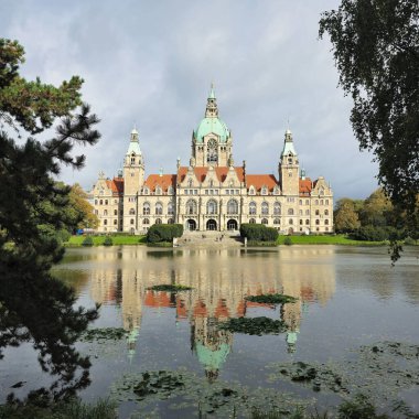 Büyüleyici mimari, Hannover Maschsee 'nin inanılmaz resimli manzarasını sergileyerek sakin sulara çok güzel yansıtıyor.
