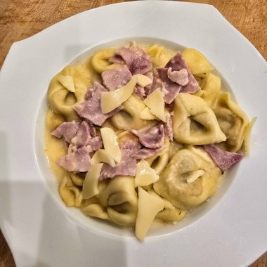Lezzetli ve lezzetli bir tortellini. Jambon ve krem peynirle kaplanmış. Makarna severler için ideal.