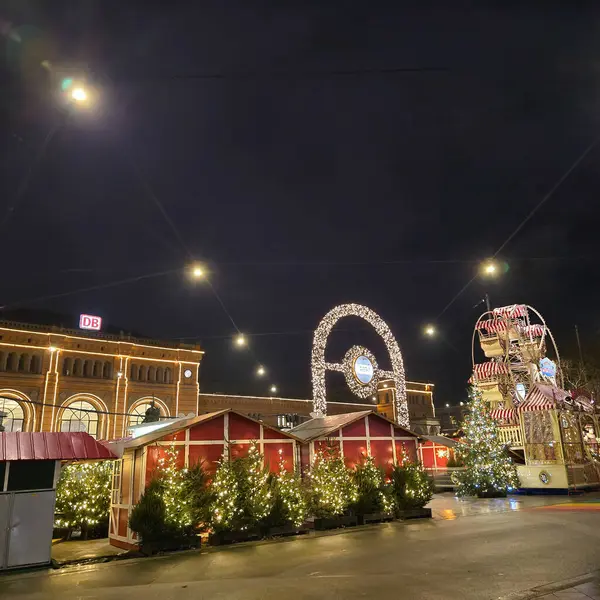 Canlı ve canlı bir gece sahnesi büyüleyici tatil süslemeleri ve Hannover pazarını aydınlatan şenlikli ışıklar sergiliyor. 