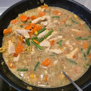 Lezzetli, doyurucu bir tavuk köri ve sebze güveci. Yavaşça kaynatılır ve rahatlatıcı bir yemek sunar.