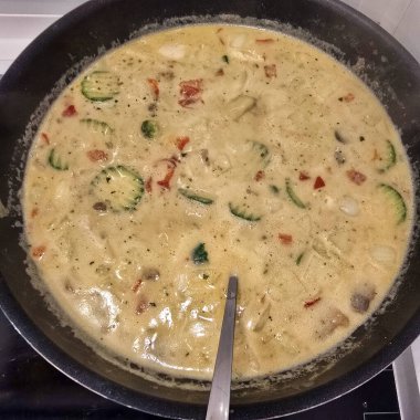 Lezzetli, lezzetli bir sebze güveci, Hindistan cevizi sütü bazlı zengin ve kremalı bir hindistan cevizi sütünde yavaşça kaynıyor.