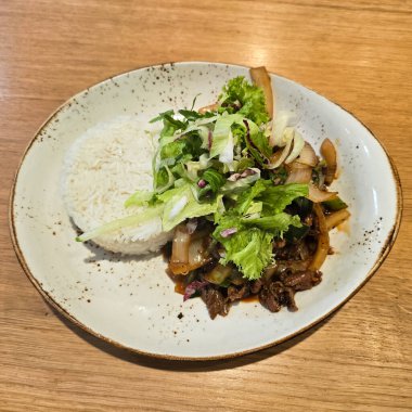 Lezzetli bir yemek için renkli bir tabak Vietnam bifteği, taze sebze ve yeşil kabarık pirinç.