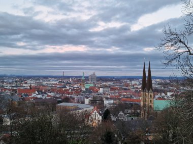 Çarpıcı resimli şehir manzarası dramatik, karamsar bir gökyüzüne karşı tarihi mimari sergileniyor Bielefeld Almanya