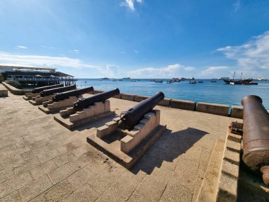 Muhteşem bir tarihi top koleksiyonu, sakin sahil şeridi ve liman bölgesi Zanzibar Afrika 'ya bakıyor.