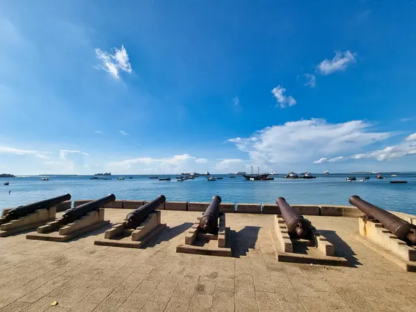 Çarpıcı bir dizi tarihi top, açık mavi gökyüzü Zanzibar Afrika 'ya güzel bir deniz kenarı zeminine karşı güzelce dizilmiştir.