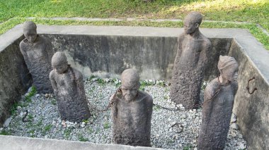 Beş insana benzeyen figürle, derin duygular ve tarih aktaran, anımsatıcı bir heykel. Zanzibar Afrika