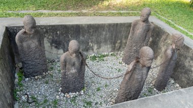 İnsanların acı çekmesinin ve tarihsel baskıların güçlü bir temsili. Heykeller birbirine zincirlenmiştir. Zanzibar Afrika