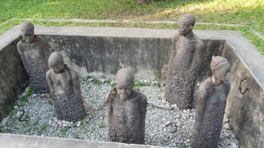 Çeşitli tarihi figürleri temsil eden çeşitli taş heykel grupları, sakin ve huzurlu bir yer olan Zanzibar Afrika 'da yer almaktadır.
