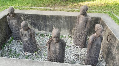 Heykeller geçmişi temsil ediyor, insani mücadeleler ve zaferler sergiliyor, kesin olarak tarihin temelini Zanzibar Afrika oluşturuyor.