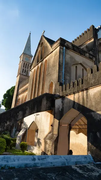 Temiz mavi gökyüzü Zanzibar Afrika 'ya karşı sıcak güneş ışığıyla yıkanmış tarihi mimariyi gösteren nefes kesici bir manzara.
