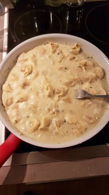 Bu lezzetli, kremalı börekler lezzetli bir sosta mükemmel bir şekilde kaynatılmış, sıcak ve rahatlatıcı yemekler için ideal.