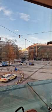 Açık mavi gökyüzünün altında hareketli bir şehir kavşağının sakin manzarası, Hanover Şehri 'nin özünü yakalıyor.