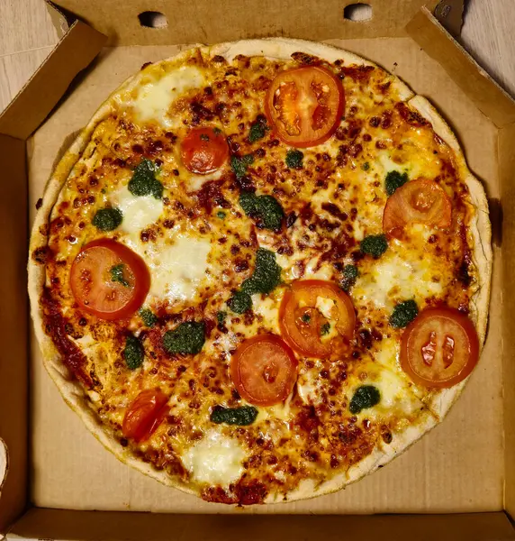 Taze domates, şifalı ot ve fesleğenle kaplı lezzetli bir pizza. Tek başına yemek ya da zevk almak için ideal.