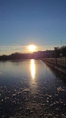 Şaşılacak derecede güzel bir gün batımı sakin ve huzurlu sulara yansıyarak, mükemmel derecede huzurlu bir atmosfer yarattı Hannover Maschsee.