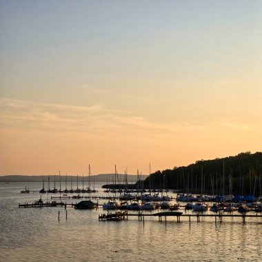 Gün batımında çok sayıda teknenin demirlediği ve Steinhuder Meer 'in etrafındaki en yumuşak ışığın yandığı güzel, sakin bir marina.