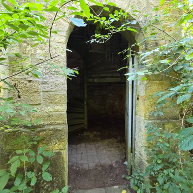 Aşırı gelişmiş bir girişin büyüleyici bir perspektifi Deister Bad Nenndorf 'un ötesinde merak uyandıran terk edilmiş bir uzayın beklediğini gösteriyor.