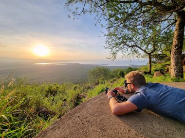 Yetenekli bir fotoğrafçı nefes kesici bir günbatımı görüntüsü yakalıyor, güzelliğin güzelliğini gözler önüne seriyor Manyara Gölü Tanzanya Afrika