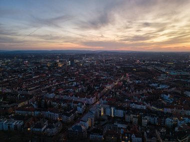 Büyüleyici günbatımı Hannover Listesi 'nde parlak gökyüzü ile süslenmiş canlı bir şehri gösteren nefes kesici bir hava manzarası Aşağı Saksonya