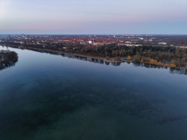 Göz kamaştırıcı bir hava perspektifi huzur dolu, sakin bir nehri gösteriyor. Alacakaranlık Maschsee Hannover 'da kentsel bir çevreyle çevrili güzel bir nehir.