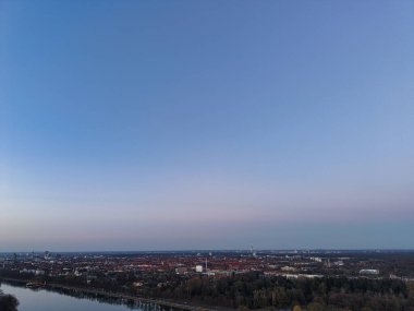 Etkileyici bir hava manzarası, uçsuz bucaksız mavi gökyüzü Maschsee Hannover 'ın altında nehri akan nefes kesici bir ufuk çizgisini gözler önüne seriyor.