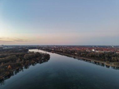 Göz kamaştırıcı bir hava görüntüsü huzur dolu bir nehri gözler önüne seriyor. Alacakaranlık ışığını büyüleyici Maschsee Hannover şehrine yansıtıyor.