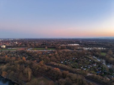 Bu hava manzarası sakin bir gökyüzü, yemyeşil yemyeşil ve güzel bir kırsal alan sergiliyor.