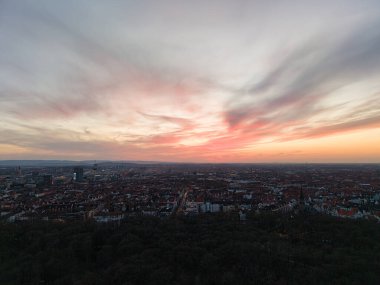 Nefes kesici ve çarpıcı bir panoramik manzara şehrin ufuk çizgisini canlı bir günbatımı aydınlatması Hannover Listesi Düşük Saksonya