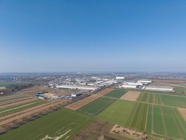 Geniş bir hava manzarası, Mittellandkanal Wunstorf Kolenfeld 'in güzel yeşil alanlarıyla çevrili canlı bir sanayi bölgesini gösteriyordu.