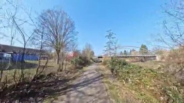 Güzel doğa ve yemyeşil yeşillik ile çevrili nehir boyunca uzanan pitoresk bir yürüyüş yolu Mittellandkanal Hannover