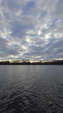 Muhteşem ve dramatik bulut oluşumları Maschsee Hannover 'ın yanı sıra dalgalanan suyun da yer aldığı güzel bir Hiperlapse gölünün sakin manzarası.