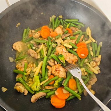 Yumuşak tavuk ve taze sebzeli bu renkli kızartma lezzetli ve sağlıklı bir yemek seçeneği.