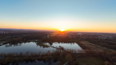 Nefes kesici bir günbatımı, dingin göl ve etrafındaki güzel doğa Maschsee Hannover 'ın üzerine inanılmaz altın renkler serpiştirdi.