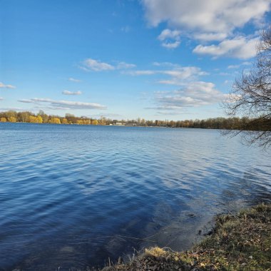 Güzel ve sakin bir göl manzarası sakin ve sakin suların yanı sıra güzel bir gökyüzü Maschsee Hannover 'ı gösteriyor.