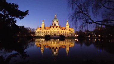 Hannover Belediye Sarayı 'nın büyüleyici bir görüntüsü. Geceleri suda güzel bir yansımayla aydınlanıyor. Maschpark Hannover