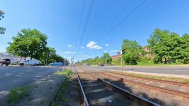 Doğayla şehir yaşamı arasındaki canlı etkileşimi gösteren canlı bir tramvay manzarası yakalayın. 