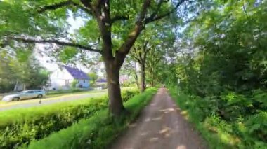 Bereketli yeşilliklerle çevrili, dinlenmek için mükemmel ve doğa meraklıları Hannover Langenhagen tarafından keyif alınan sakin bir yürüyüş yolu.