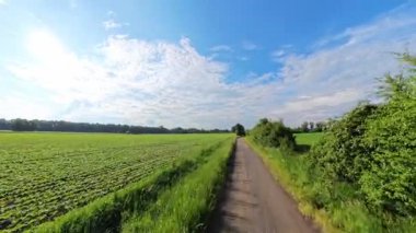 Bereketli yeşillikler ve tarlalar arasında dingin bir yol esiyor. Hannover Isernhagen Wietzepark 'ın günlük yaşamında huzur arayan doğa aşıkları için ideal bir yol.