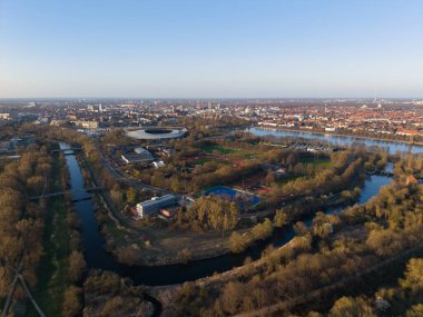Şehir doğasıyla canlı şehir yaşamını harmanlayan nefes kesici bir hava manzarası, bereketli parklar ve dingin su yolları Hannover Maschsee