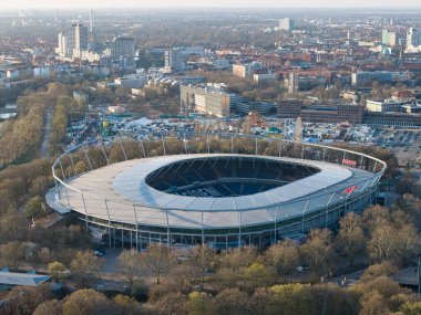 Nefes kesici bir hava manzarası, canlı bir şehir merkezi ve manzara olan Hannover Maschsee Arena 'nın içinde yer alan modern bir stadyumu gösteriyor.